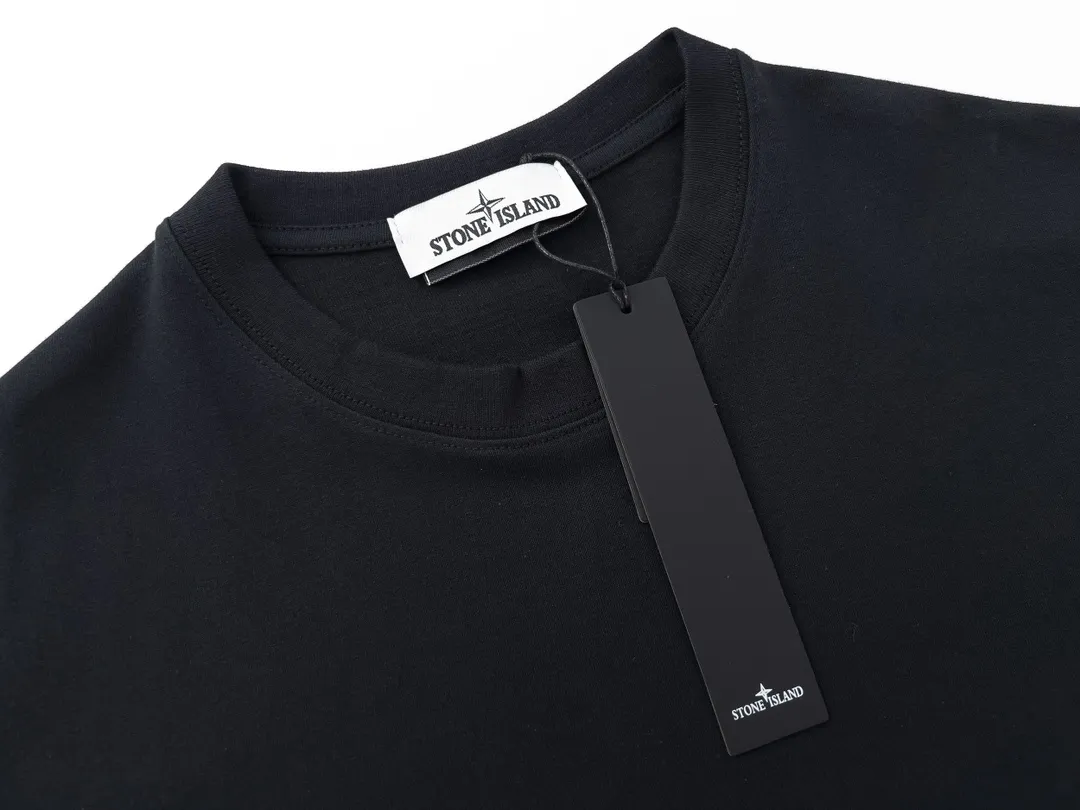 W623#P106💰 [Stone Island’s popular cuffed branded round neck off-shoulder short-sleeved T-shirt] Super versatile! A short-sleeved upper body for major celebrity internet celebrities, made of 260g combed cotton 32-count double yarn. Comfortable and breathable, customized accessories, oversize version. Dropped shoulder sleeves, very loose, same style for men and women, suitable for couples💑 Match as you like. The upper body is super beautiful. Color: Black White Apricot Gray Navy Size: M L XL XXL Ｍ Shoulder Width 47 Bust 52 Length 70 L Shoulder Width 48 Bust 54 Length 72 XL Shoulder width 59 Bust 56 Length 74 XXL Shoulder width 50 Bust 58 Length 76